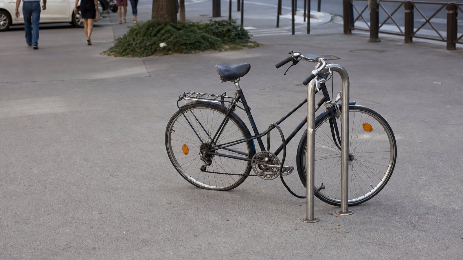 Vélo sur mesure en titane rangé à l'intérieur et attaché avec un antivol robuste